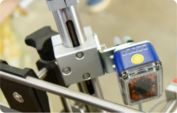 جهاز ملء سائل تلقائي يحتوي على دقة عالية لملء قادر على التعامل مع أنواع مختلفة من السوائل للتعبئة