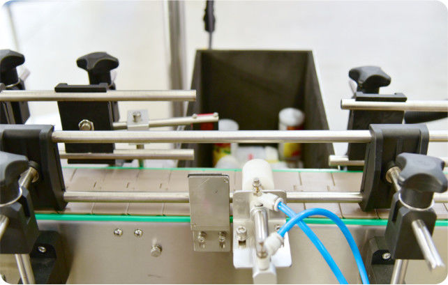 آلة تعبئة السوائل الكيميائية ذات الحجم المتغير، خيارات مخصصة توفر دقة تعبئة عالية لتعبئة السوائل